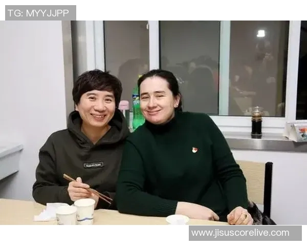 姚明在酒席上敬酒的珍贵瞬间展现了友谊与团结的力量