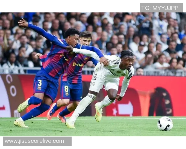 国王杯经典对决巴萨与皇马鏖战平局引发全场热议